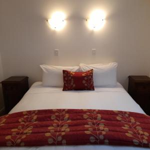 Two-Bedroom Apartment (Queen and Twin Bed)