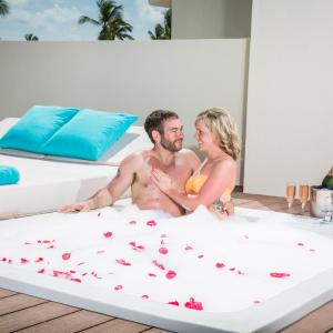 Sky View Suite (Roof Top with Outdoor Hot Tub )Free WiFi