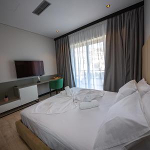 Superior Double Room with Balcony and Side Sea View
