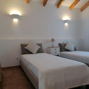 Deluxe Room (2 Adults + 1 Child)