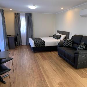 Studio Suite with Pool View and Spa Bath
