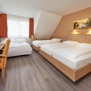 Family Room (3 Adults + 2 Children)