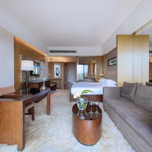 Grande Deluxe King Room (Lake View)