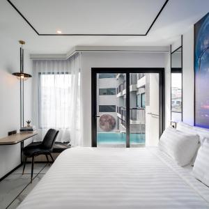Deluxe King Pool Access 