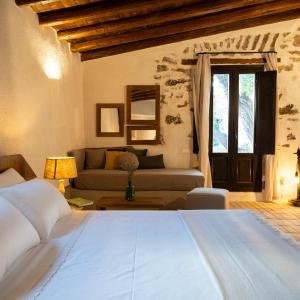 Deluxe Double Room (2 Adults + 1 Child)