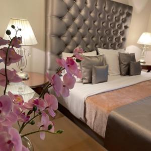 Honeymoon Suite with Fireplace