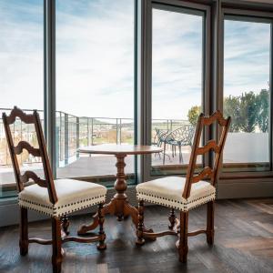 Penthouse Studio with Panoramic Lake View