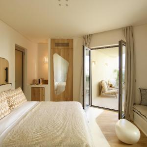 Deluxe Suite with coastal view