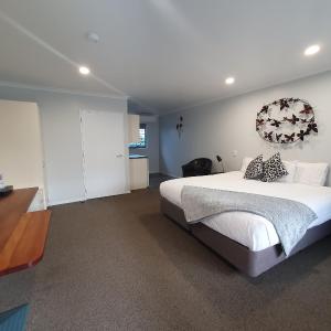 King/Access Studio Unit