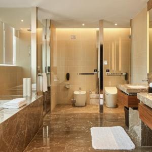 Embassy King Suite with Lounge Access