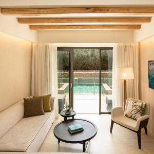Family Two-Bedroom Suite Swim Up Sharing Pool