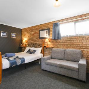 Deluxe Queen Suite with Spa Bath