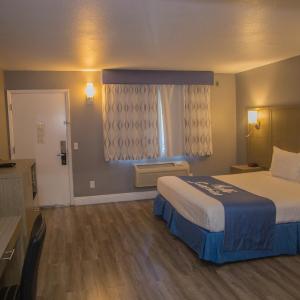 Deluxe King Room - Non-Smoking