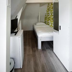 Single Room with Shared Bathroom
