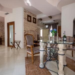Luxury One-Bedroom Apartment