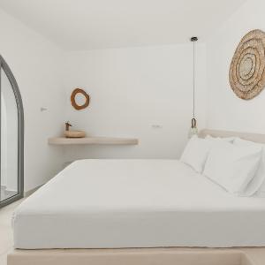 Honeymoon suite with Private Heated Pool, Interior Hot Tub & Sea View