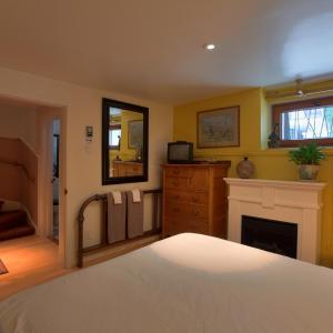 Queen Room with Shared Bathroom