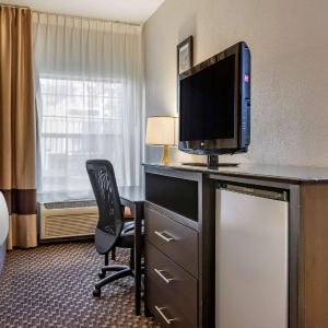 Queen Room with Two Queen Beds and Tub - Accessible/Non-Smoking