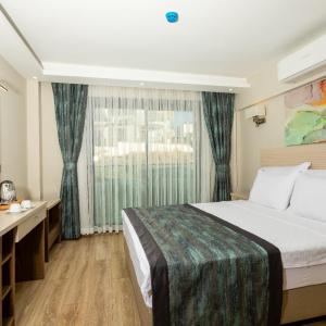 Deluxe Double Room (2 Adults + 1 Child)