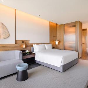 Deluxe Suite with Lake View