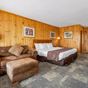 Deluxe King Room with Mountain View