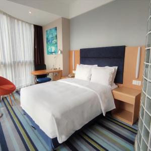 Standard Queen Room with City View