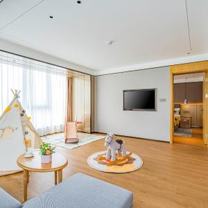 One-Bedroom King Suite with Lake View