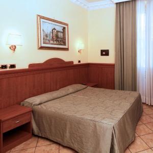 Large Quadruple Room 