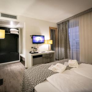 Deluxe Double Room with Hot Tub and Water Jets Shower