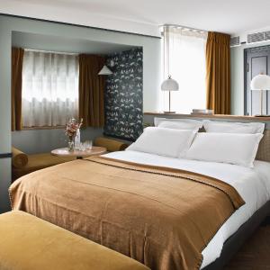 Queen Room with Balcony - "Passiflore"