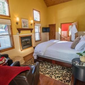 Deluxe King Suite