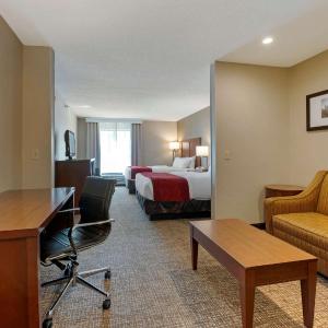 Queen Suite with Two Queen Beds - Non-Smoking/SofaBed