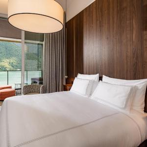 One-Bedroom Suite with Lake View