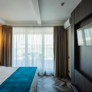 Deluxe One-Bedroom Apartment with Terrace