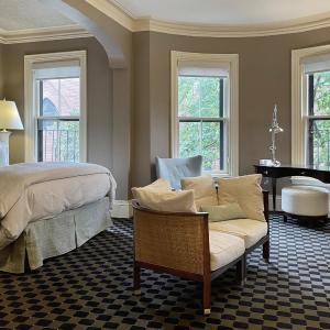 Queen Suite with Spa Bath