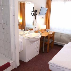 Single Room with Shared Toilet