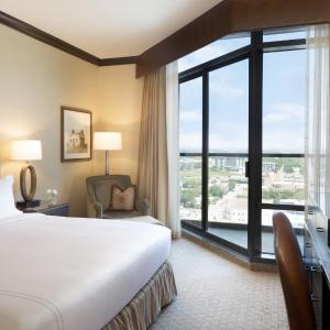 Executive One Bedroom Suite 1 Bed with Balcony