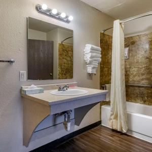 Queen Room - Accessible/Nonsmoking