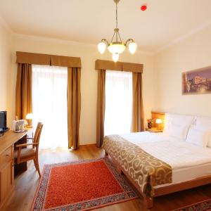 Family Room (3 Adults)