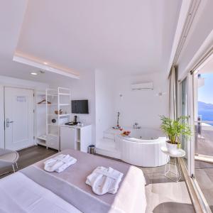 Superior Suite with sea view and Jacuzzi