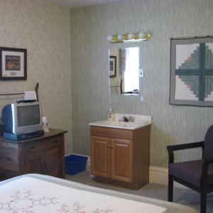 Queen Room with Private External Bathroom (#7)