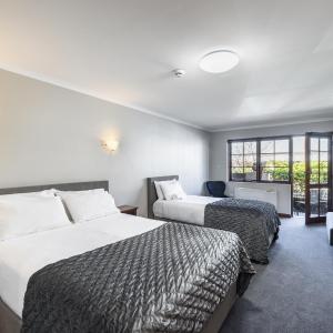 Walk In Shower - Deluxe Queen & Single with Courtyard