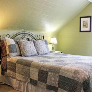 Deluxe Queen Suite