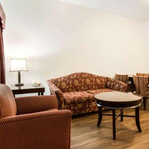 One-Bedroom King Suite with Sofa Bed - Non-Smoking