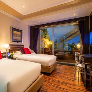 Deluxe Twin Room with Terrace inclusive largest Salvador Dali collection