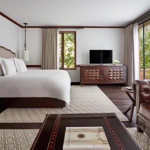 One-Bedroom Suite with Fireplace