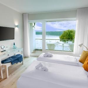 Double Room with Balcony and Lake View