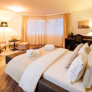 Junior Suite Deluxe with Bathtub for 2 People and Air Con