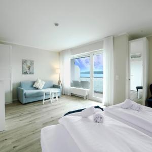 Family Room with Balcony and Lake View