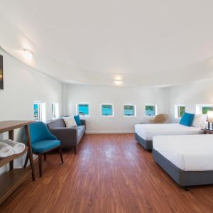 Four-Bedroom Top Floor Penthouse with Ocean View and Spa Bath